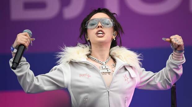 Рэперша Инстасамка снялась в облегающем комбинезоне в Дубае