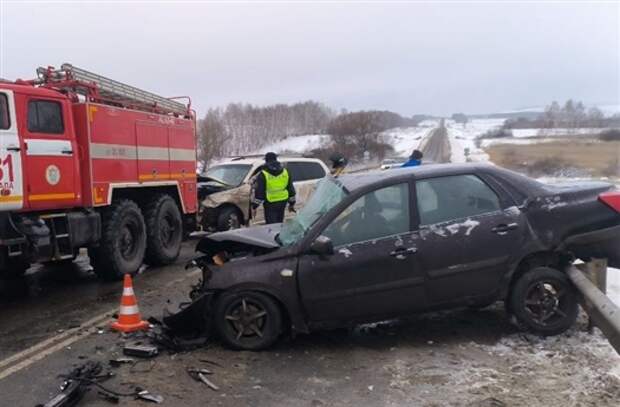 Шесть человек пострадали в ДТП с двумя иномарками на трассе в Самарской области