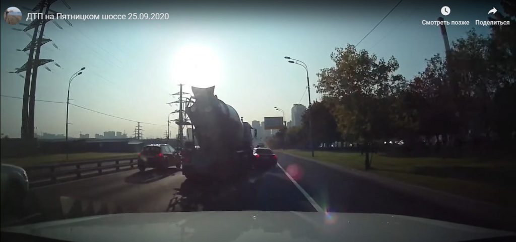 Бетономешалка «бортанула» легковой автомобиль на Пятницком шоссе