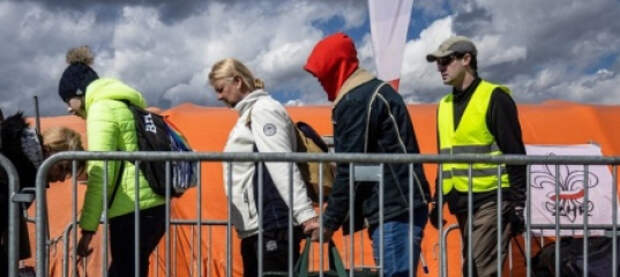 Президент Польши отменил льготы для 1 млн украинцев