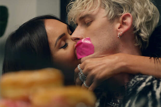 Меган Фокс снялась в клипе Колсона Бэйкера, подогрев слухи о романе с ним