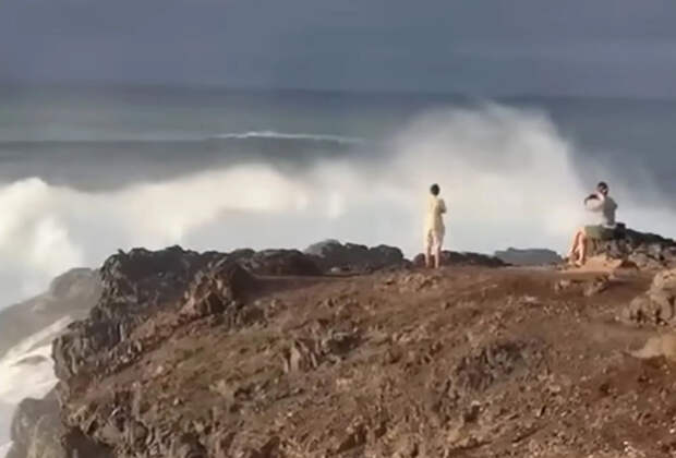 Мощная волна накрыла пару во время фотосессии на Канарских островах и попала на видео