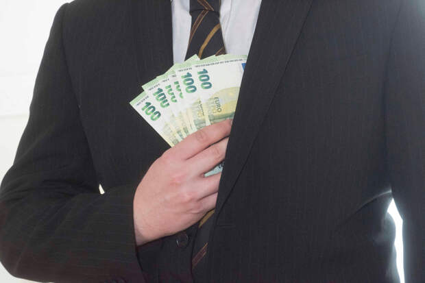 Делягин придумал наказание для чиновников с миллионом долларов