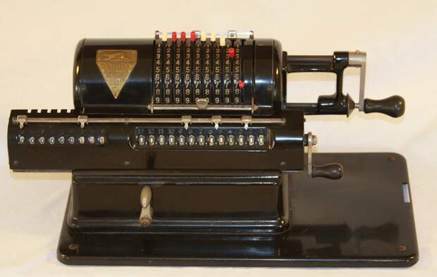 13. Механический калькулятор (арифмометр), 1911 год
