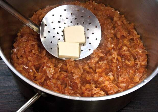 добавление сливочного масла к капусте для свиных ножек на тушеной капусте