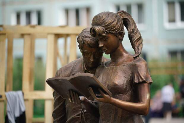 Скульптура Шурика и Лидочки из «Операции "Ы"» появилась в кемеровском сквере