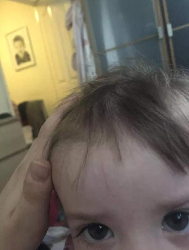 Мама отрезала челку 2-летней дочке, но малышка изменила прическу на свой вкус (фото)