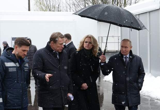 Голикова назвала Путина настоящим мужчиной после галантного жеста с зонтом