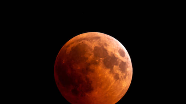Астроном рассказал, почему полное лунное затмение имеет название «кровавая луна»