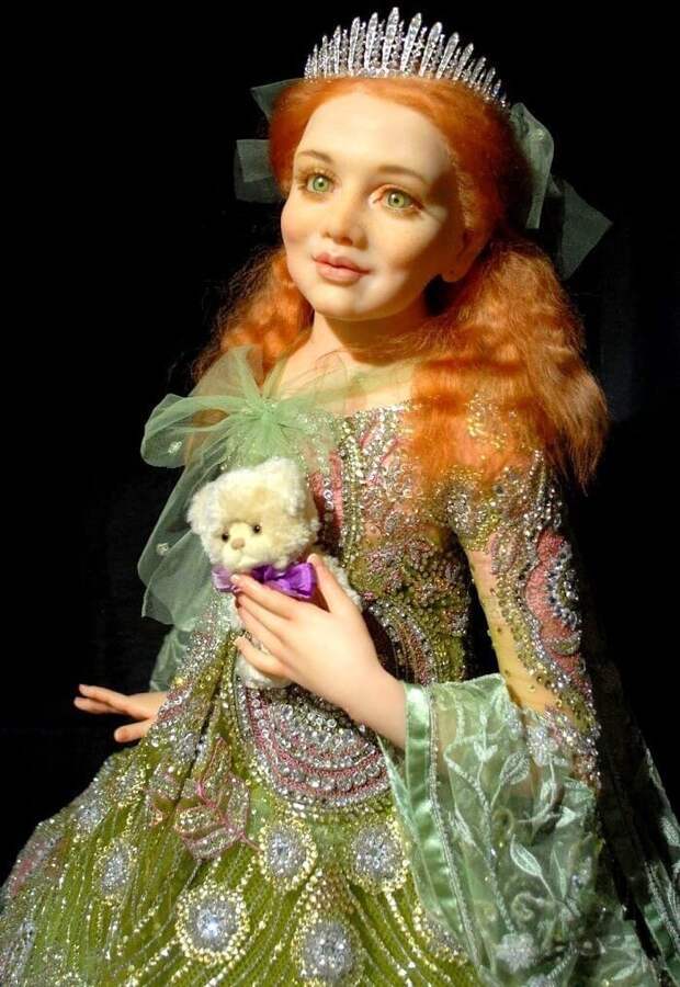 Потрясающим талантом обладает Алена Абрамова - она создает невероятно реалистичных кукол. Кукол с душой. Они словно живые, настолько четко продуманы и воплощены все детали задуманного образа.-3-26