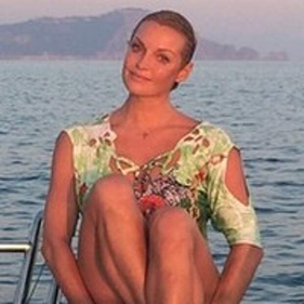 Дочь балерины Волочковой приобрела телефон-унитаз со стразами Дочь балерины Волочковой приобрела телефон-унитаз со стразами