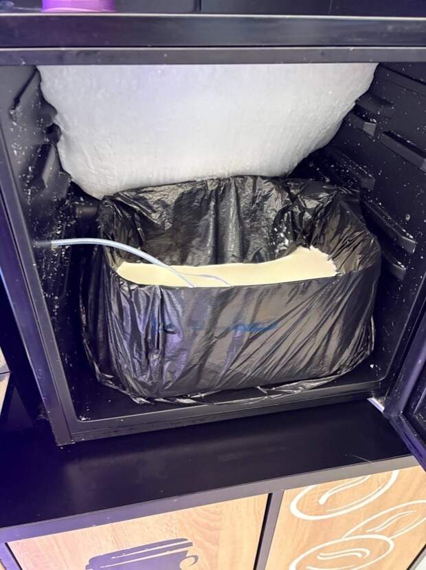 В ТРЦ "Донецк Сити" в кофейном аппарате молоко хранится в мусорном пакете https://t.me/webmoney_dn/311313