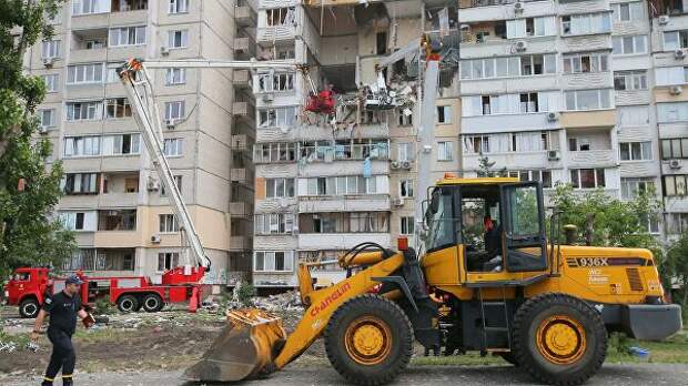 Сотрудники спасательной службы на месте взрыва бытового газа в жилом девятиэтажном доме в Киеве