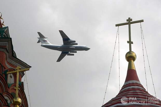 Самолет Ил-76 пролетает над Красной площадью во время репетиции воздушной части Парада Победы.