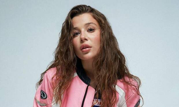 «Зумеры умеют совмещать карьеру и материнство»: певица Аля Еникеева про родительство и собственный бизнес, который она открыла в декрете