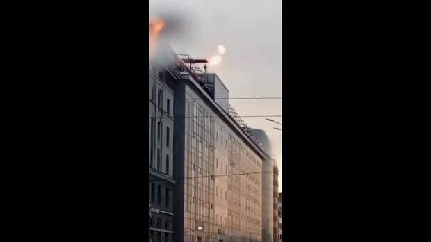 В Петербурге неизвестный вооружился огнемётом, забрался на крышу бизнес-центра и устроил эпичное фаер-шоу на глазах у прохожих.