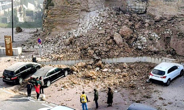 В Испании на глазах у туристов обрушилась средневековая башня