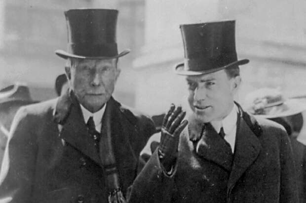 Джон Рокфеллер с сыном в 1915 году.
