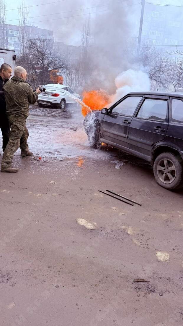 Сегодня днём в Торезе у магазина «Молоко» на третьем микрорайоне вспыхнул автомобиль прямо с водителем внутри.