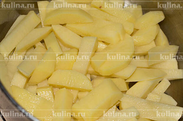 Картофель нарезать либо небольшими брусочками, либо тонкими ломтиками.