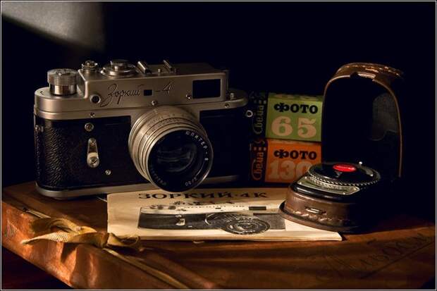 Фотоаппарат «Зоркий», экспонометр и фотопленка тех времен.