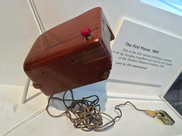9. Первая компьютерная мышь, изобретенная Дугласом Энгельбартом, 1964 год