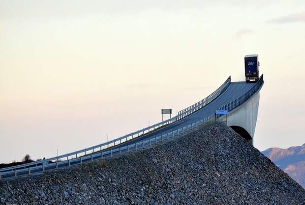Storseisundet – самый экстремальный мост Норвегии. | Фото: travel.ru.