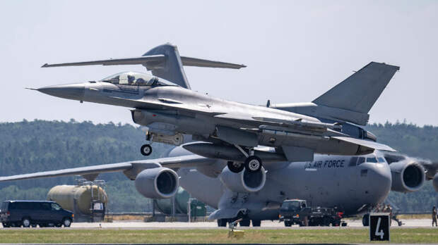 США разместили в Европе около 100 модифицированных ядерных авиабомб