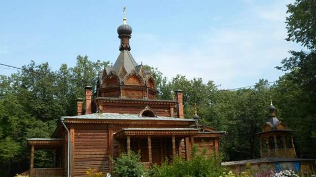 Храм Тихона Задонского в Сокольниках: деревянная церковь в русском стиле