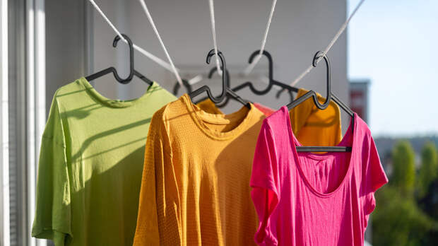 Россиянам объяснили, могут ли возникнуть проблемы из-за сушки белья на балконе