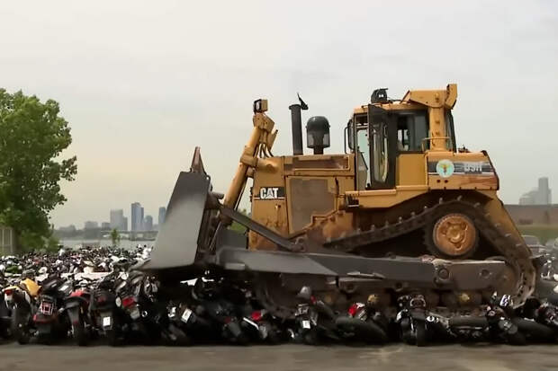Видео: сотню слишком громких мотоциклов уничтожили бульдозером