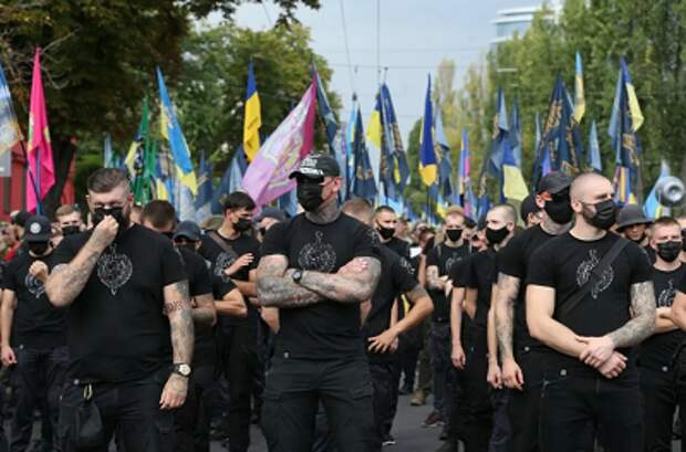 Американцы десятилетиями использовали и используют украинских нацистов