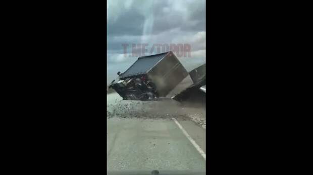 **Ураганный ветер снёс грузовик и унёс жизнь школьницы в Самарской области...