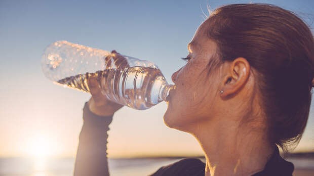 Иммунолог Жемчугов посоветовал соблюдать питьевой режим в жару