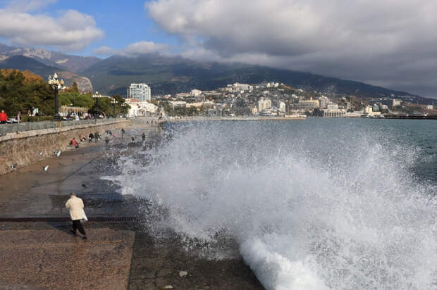 Существует угроза жизни и здоровью: в Крыму ожидается сильный штормовой ветер