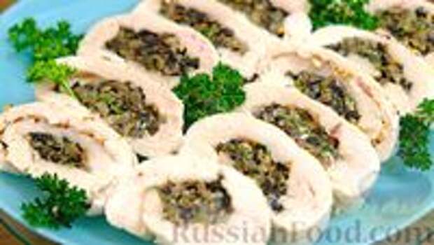 Фото к рецепту: Куриный рулет с грибами и сыром