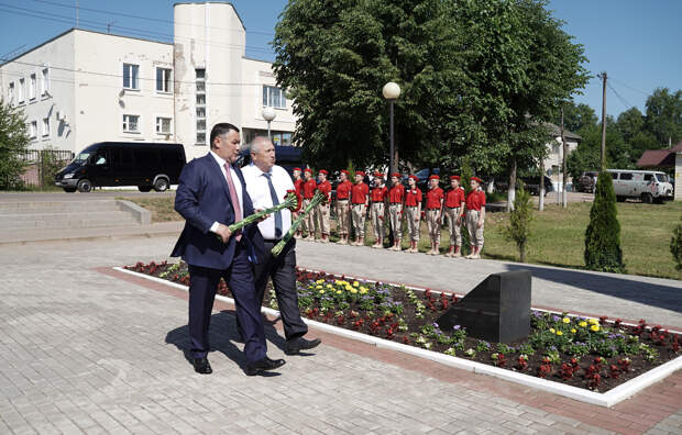 В Андреаполе губернатор Игорь Руденя возложил цветы к Обелиску Славы