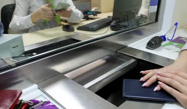 Курс доллара опустился ниже 100 рублей