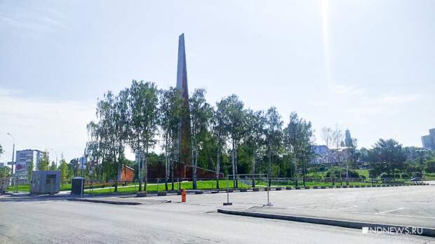 Жители Екатеринбурга возложили цветы к стеле «Город трудовой доблести»