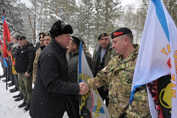 Военнослужащие ЦВО приняли участие в церемонии открытия бюстов Героям России в Алтайском крае