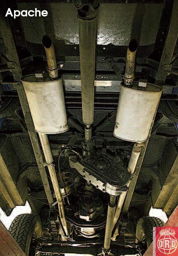 Двойной выхлоп - тоже явно современная доработка. На стандартные автомобили такая опция ставилась редко. Но зато каков звук! 