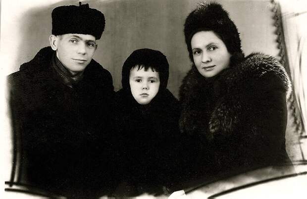 С папой и мамой. Юрий, Нина и Стасик Садальские.