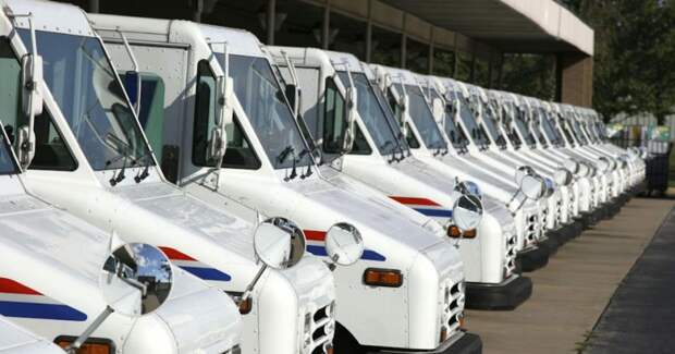 Ряд Grumman LLV ждет выезда на смену Grumman LLV, почта, почтовый фургон
