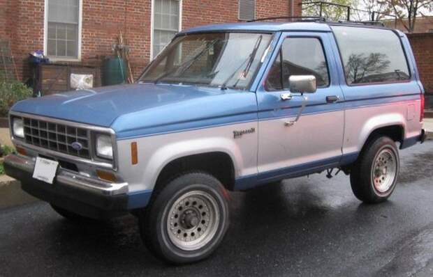 Автомобиль Ford Bronco II.