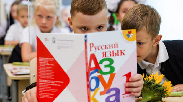 Путин поручил разработать учебники по русскому языку для новых регионов
