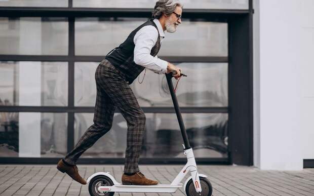 «Спешиваться и катить»: в ГД хотят приравнять самокаты к пешеходам, урезав скорость