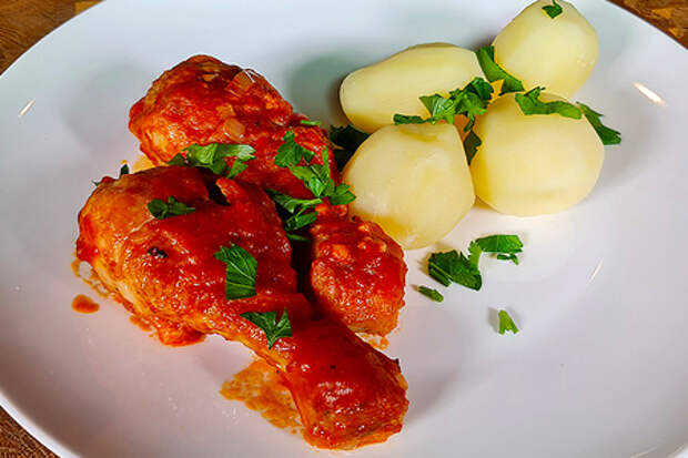 Фото к рецепту: Курица в томатном соусе на сковороде