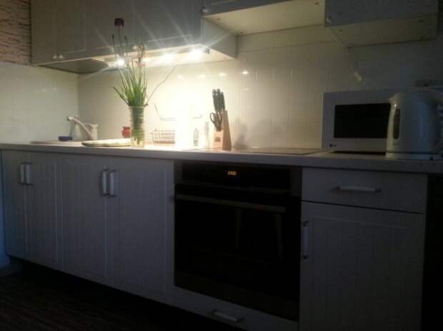 Бюджетный ремонт и дизайн белой кухни 9 кв.м в однокомнатной квартире (8 фото)