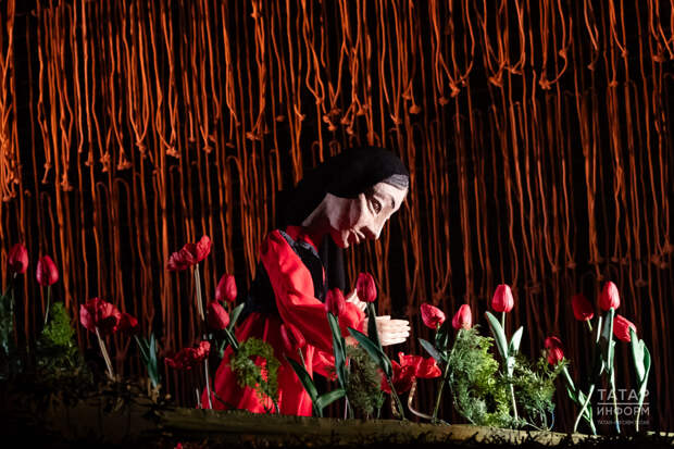 «Әкият» курчак театры «Алтын битлек» программасында «Анам кыры» спектаклен күрсәтә