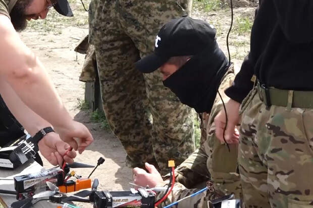 Операторы разведывательных и ударных ФПВ-дронов группировки войск Днепр проходят трехнедельное обучение в школе БПЛА